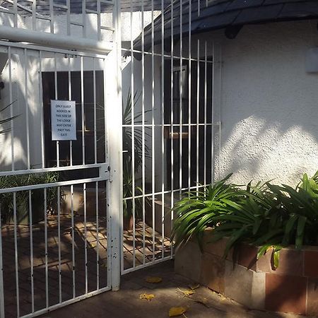 Rosebank Lodge & Backpacker Γιοχάνεσμπουργκ Εξωτερικό φωτογραφία
